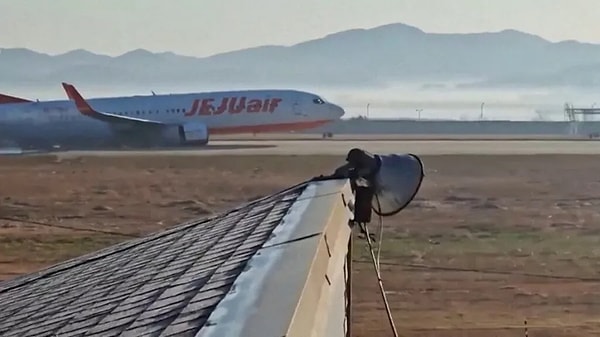 Sözcü, pilotun havayolu şirketinin bakım merkeziyle iletişim kurduktan sonra iniş takımlarını çalıştırmayı başarmasına rağmen, kontrol için havaalanına dönme kararı alındığını bildirdi.