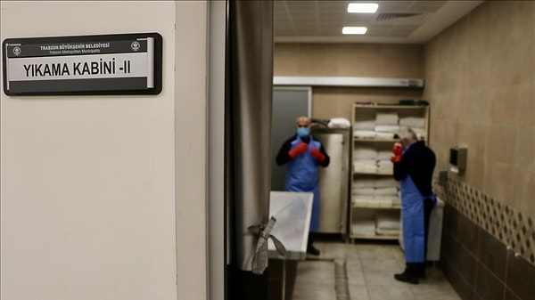 Gassallar mesleklerinin büyük bir kısmını gasilhane olarak adlandırılan özel yıkama alanlarında geçirirler. İstanbul’da günümüzde bir gassal günde ortalama bir düzine cenaze yıkamakta, bazen ağır psikolojik durumlarla karşılaşmaktadır.