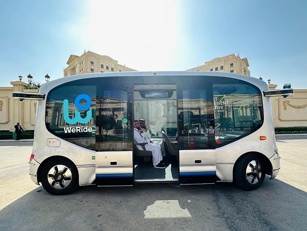 Tamamen WeRide’ın Level 4 otonom sürüş teknolojisiyle donatılan Robobus, şehir içi yollar, otoyollar ve tüneller dahil olmak üzere farklı senaryolarda ve hava koşullarında yolculuk sunuyor.