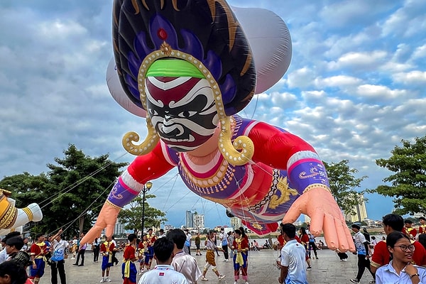 Kamboçya'nın Phnom Penh kentinde yapılan yeni yıl hazırlığı 👇