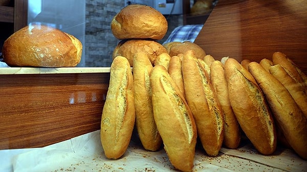 Sözcü’de yer alan habere göre, İstanbul’da ekmeğe de zam geldi. 200 gram ekmeğin satış fiyatı 12.50 lira oldu.