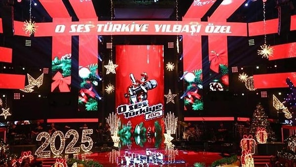 O Ses Türkiye Yılbaşı Özel programı büyük bir heyecanla bekleniyordu. Yeni yıl için planı olmayanlar televizyon başında ünlü isimlerin performanslarını izliyor.