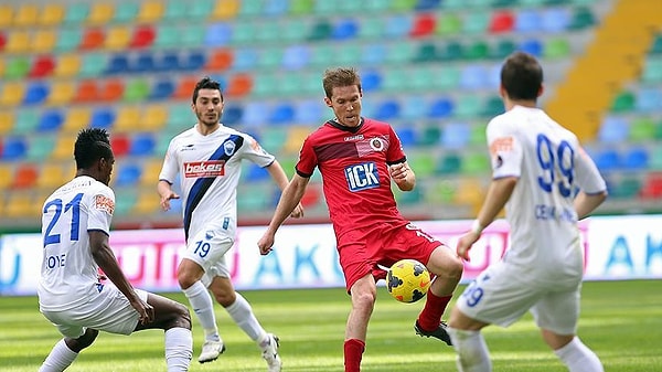 Aleksandr Hleb'in Stuttgart ile damga vurmaya başladığı Avrupa futbolunda kariyeri Barcelona ve Arsenal formalarıyla taçlandı. Ülkemize ise Konyaspor ile geldi daha sonra iki dönem Gençlerbirliği forması giydi.