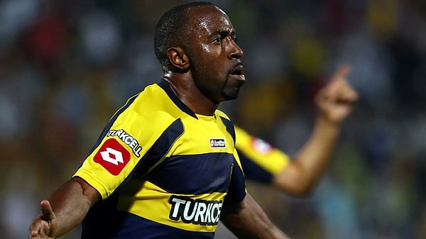 Darius Vassell, Aston Villa ve Manchester City formalarıyla ligi salladıktan sonra Esenboğa'da Tofaş arabalar eşliğinde karşılanmış ve Ankaragücü'ne imza atmıştı.