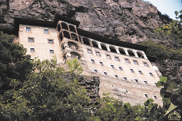 Manastırın orijinal adı Yunanca “Panaghia Tou Melas” yani “Karadağ’ın Bakiresi”. Halk arasında “Meryem Ana” olarak da anılan bu yapının “Sümela” ismine dönüşmesinin ise iki farklı hikayesi var.