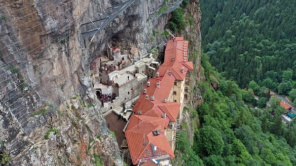 Deniz seviyesinden 1150 metre, vadi tabanından ise 300 metre yükseklikteki bu manastır sarp bir kayalık yamaç üzerinde büyüleyici bir manzara sunuyor. Dik bir vadi yamacına inşa edilen yapıya ulaşmak için yaklaşık 70 basamaklı bir merdiven çıkmak gerekiyor.