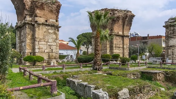 Rivayete göre, Yıldırım Bayezid şehre yüksek bir tepeden bakarken “Âlâ Şehir” diyerek bugünkü Türkçe adını verdi. Bir başka görüşe göre ise surların siyah ve beyaz taşlarla çevrili olması şehre bu ismin verilmesine neden oldu.