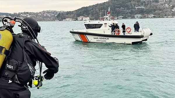 Ulaştırma ve Altyapı Bakanlığı'ndan yapılan açıklamada, "Sarıyer'de denize düşerek kaybolan 2 kardeşi arama çalışmaları kapsamında, boğazda yürütülen arama çalışmaları nedeniyle İstanbul Boğazı gemi trafiği geçici olarak çift yönde askıya alındı" ifadelerine yer verildi.