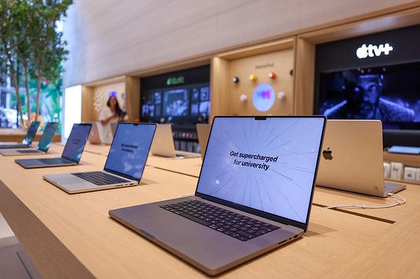 Bir dahaki sefere bir Apple mağazasına girdiğinizde, MacBook'ların ekran açısına dikkatlice bakın. O küçük ama dahiyane detayın arkasında, müşteriyi ürüne dokundurarak bir sahiplik hissi yaratma stratejisi yatıyor.