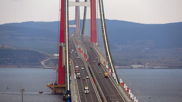 Rüzgar yükünün köprü üzerindeki olumsuz etkilerini minimize etmek adına köprü çift tabliyeli bir şekilde inşa edildi.