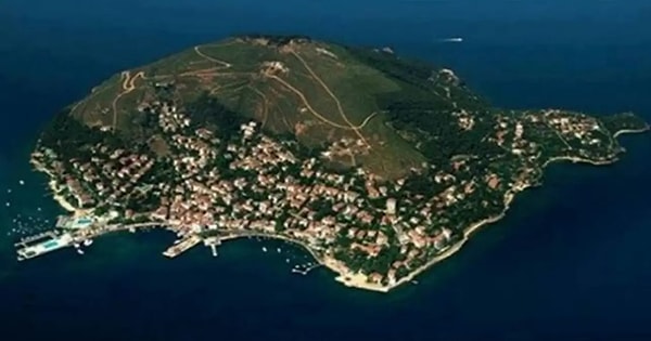 İstanbul’un 50 kilometre uzağında, Marmara Denizi’nde sakince duran küçük bir ada var: İmralı Adası. Ancak burası Büyükada ya da Heybeliada gibi bir tatil rotası değil. Vapurlar buraya yanaşmıyor çünkü İmralı tarihin tozlu sayfalarından çıkarak 20. yüzyılda bir başka kimliğe bürünmüş özel bir ada.