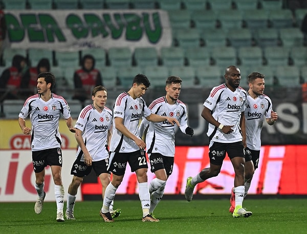 Karşılıklı ataklar ikinci yarıda devam etti ancak Beşiktaş kalecisi Mert Günok'un performansıyla adeta maça tutundu.