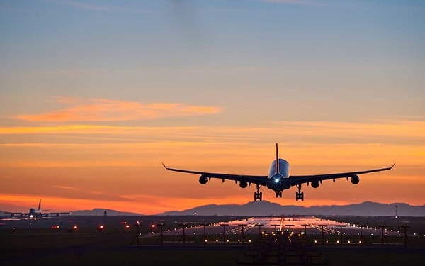 Bakanlık, JetBlue'nun gerçekçi olmayan uçuş planlamaları yaparak yolcuların seyahat planlarını bozduğunu, yanıltıcı bilgiler sunduğunu ve bu durumun sektördeki rekabeti olumsuz etkilediğini ifade etti.