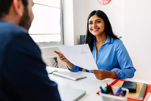 Yla, sıradan bir CV'nin onu hedeflediği şirketlerin masasına ulaştıramayacağını fark etti ve cesur bir plan yaptı. Taze donut kutuları satın aldı ve içine CV'sini yerleştirdi!