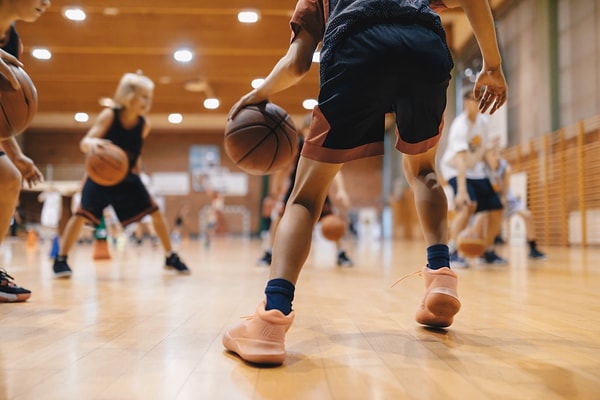 Tony Hinkle, kahverenginin top için doğru bir renk seçimi olmadığını düşünüyordu. Ona göre, hem basketbolcular hem de izleyiciler için kahverengi topu görmek oldukça zordu. Özellikle iyi aydınlatılmamış salonlarda topun hareketini takip etmek için ekstra çaba gerekiyordu.