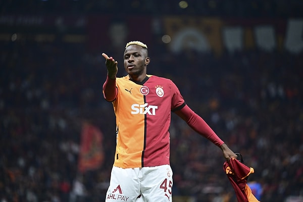 Galatasaray henüz onuncu dakikada Osimhen'in penaltı golüyle skoru 1-0'a getirdi.