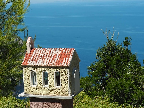 Kuş evi boyutundaki bu anıtların içinde genellikle İncil, İsa figürü, bir mum, haç ve bazen de ölen kişinin adı, fotoğrafı ve ölüm tarihi yer alıyor.