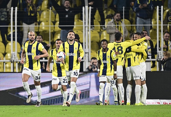 Fenerbahçe sahasında Hatayspor'u 2-1 yenerek zirve takibini sürdürdü. En-Nesyri golleriyle takımını taşırken maç sonunda da Mourinho'nun açıklamaları geceye damga vurdu.