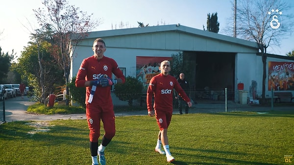 Galatasaray'ın bu sabahki antrenmanında kaptan Muslera, Ilıcalı'nın sözleri sonrası kameraya Torreira'yı göstererek "Kıvanç burada, yeni aktör" dedi.