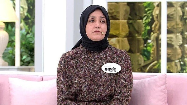 Esra Erol, son yaptığı yayınlarda oğlu Fatih Aydın'ı aramak için stüdyoya gelen anne Rabia'nın çelişkili ifadeleri üzerinde durmuştu.