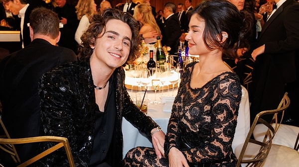 Çünkü ne zaman Kylie ve Timothiee birlikte görüntü verseler, ikilinin gözlerinden adeta ışıklar saçılıyordu. Jenner ve Chalamet çifti geçtiğimiz yıl 81.'si gerçekleşen Altın Küre'ye birlikte katılmıştı.👇