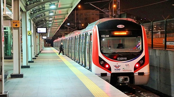 2013 yılında hizmete giren Marmaray İstanbul’un iki yakasını Boğaz’ın altından birleştiren eşsiz bir ulaşım projesi. Milyonlarca yolcunun kullandığı bu sistemin denizin altından geçtiği biliniyor ancak beklenildiği gibi camdan bir tünelin içinde seyahat etme hayali gerçekleşmedi.