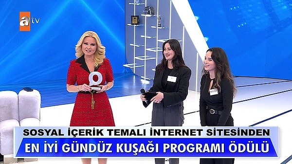 Ekibimizin değerli editörleri Merve Ersoy Çağlayan ve Sena Erdoğdu, hem sizlerin hem de bizlerin adına ödülü takdim etmek üzere soluğu Müge Anlı stüdyosunda aldı!