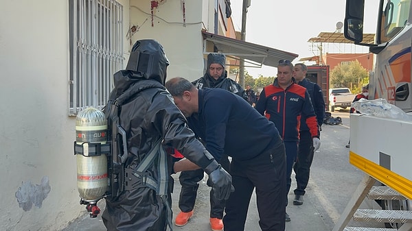 Olayın tam olarak neden olduğu belli olmazken kimyasal bir madde olma ihtimaline karşı Polis Olay Yeri İnceleme, Adana ve Mersin'den gelen AFAD ile sağlık müdürlüğüne bağlı ekipler koruyucu kıyafetlerle eve girerek inceleme yaptı.