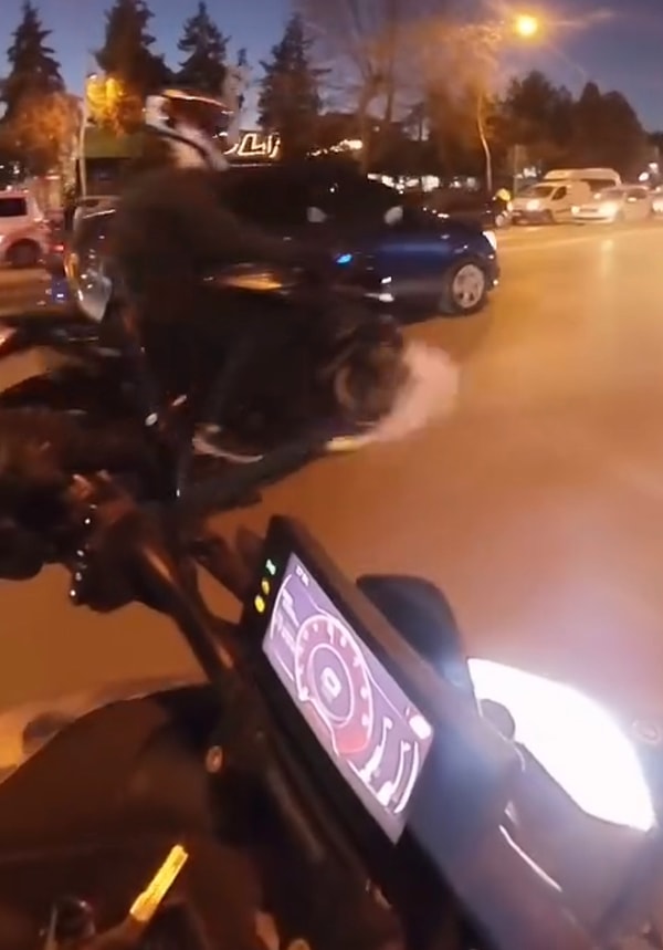 Kuryenin düşürdüğü ayranı bir başka motosikletli ezince patladı.