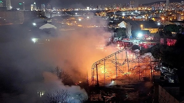 3. Daha iki bölüm yayınlanmasına rağmen gündemden düşmeyen 'Şakir Paşa Ailesi: Mucizeler ve Skandallar' dizisi, bir süredir ekranlarda yer almıyor. Dizinin setinde çıkan büyük yangın nedeniyle çekimlere ara verildi. Dizi setinde çıkan yangında Şakir Paşa Köşkü tamamen kül olmuştu. Aralık ayında yaşanan bu olayın ardından itfaiye raporu ortaya çıktı.