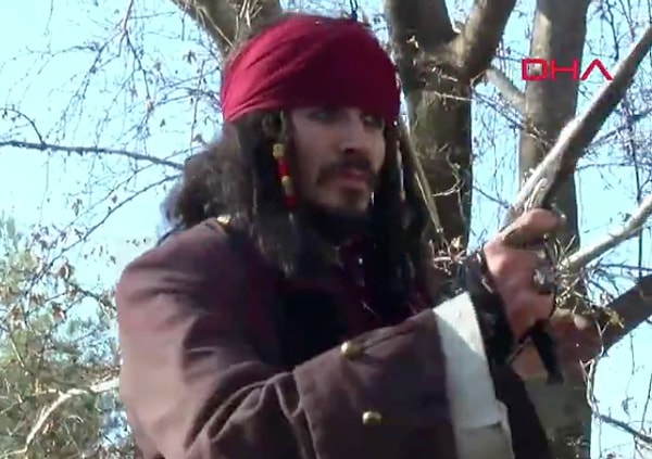 Kendisini görenlerin genellikle şaşırdığını belirten Tarhan, “İnsanlar bana ‘Jack Sparrow’a ne kadar benziyorsun!’ diyor ve hemen fotoğraf çektiriyorlar. Genellikle yüzlerini güldürüyorum. Ankara'da Jack Sparrow eksikliği olduğunu düşündüm. O boşluğunu ben doldurdum." sözleriyle kendisini ifade etti.