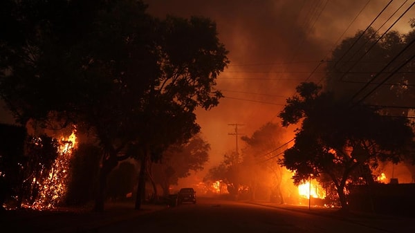 Bölgeye gönderilen yüzlerce itfaiye ekibi alevlere müdahale etmeye çalışırken, Los Angeles İtfaiye Departmanı yaklaşık 10 bin hanede yaşayan 30 bin kişiye tahliye emri verildiğini açıkladı.