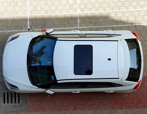 Çünkü dışarıdan bakıldığında da genellikle sunroof'u olan araçlar daha hoş ve modern görünüyor. Bu yüzden otomobil markaları da çoğunlukla üst donanımdaki araçlarına sunroof eklemeyi tercih ediyor.