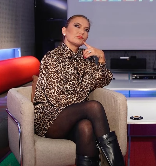 Hadise'yle ilgili "Eskiden bir samimiyetimiz vardı, seviyordum da kızı, hala seviyorum, bazen içinde ufak bir iyiliğin olduğunu düşünüyorum kızın. O benim özel hayatımda başka bir insanla çok samimi olmamdan dolayı" ifadelerini kullanan Akalın akıllara bir yandan da Ebru Gündeş'le olan yakınlığını getirdi.