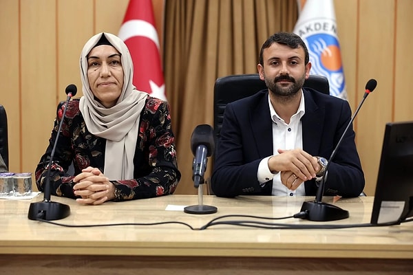 Mersin'in Akdeniz Belediyesi'nde Halkların Eşitlik ve Demokrasi Partisi (DEM Parti) yönetimindeki eş başkanlar Hoşyar Sarıyıldız ve Nuriye Arslan ile bazı meclis üyeleri gözaltına alındı.