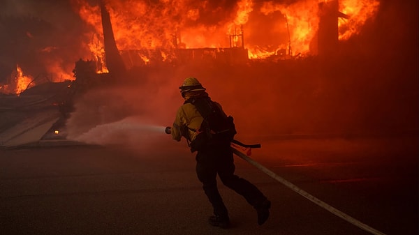 Los Angeles İtfaiye Departmanı (LAFD) Şefi Kristin Crowley, kundaklama soruşturmacılarının Palisades Yangını'nın başlangıcını aktif olarak araştırıldığını belirtti. LAFD Şefi Crowley, 16 kundaklama soruşturmacısı da dahil olmak üzere toplam 21 yetkilinin ve yangın hızlandırıcıyı koklamak üzere eğitilmiş bir köpeğin olay üzerinde çalıştığını açıkladı.