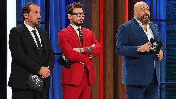 3. MasterChef 2024 sezonu büyük finalle son buluyor. Bu akşam tv8'de canlı yayınlanacak final bölümünde finalistler Onur ve Kerem. Saat 20.00'de yayına girecek büyük final yarışından önce şef Mehmet Yalçınkaya'dan final paylaşımı geldi. Şefler hazır olarak stüdyoda yerini aldı.