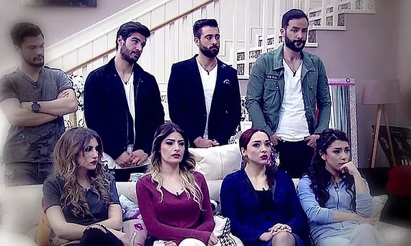 4. Bir dönemin efsane programı Kısmetse Olur gibisi gelmedi. Geçtiğimiz yıl Kısmetse Olur'un yeni formatı denendi ancak yine de eskisinin yerini tutmadı. Eski Kısmetse Olur'da fenomen olan isimler hala popülerliğini koruyor. Yarışmada tanışıp aşk yaşayan bir çiftten bomba paylaşım geldi. İkili yarışmadan sonra ayrılmıştı yıllar sonra yeniden aşk yaşamaya başladı.