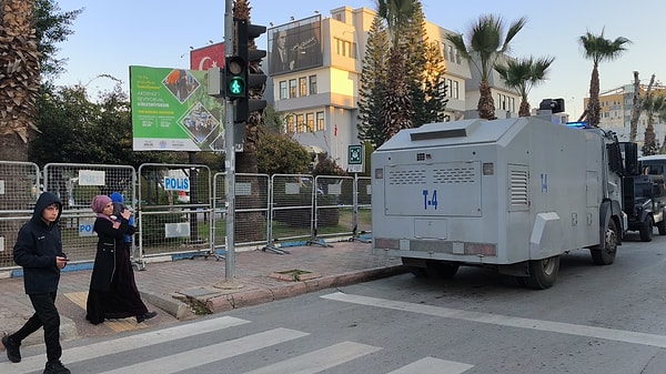 İçişleri Bakanlığı, Mersin Akdeniz Belediye Başkanı Hoşyar Sarıyıldız ve meclis üyeleri Nuriye Arslan, Özgür Çağlar, Hikmet Bakırhan ve Neslihan Oruç’un görevden uzaklaştırılması hakkında açıklama yaptı.