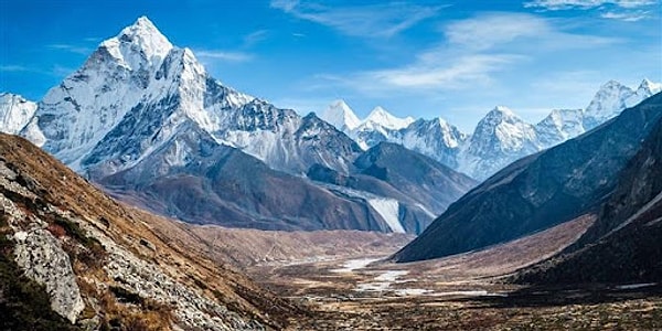 10. Hangi iki ülke Himalaya Dağları’nın en yüksek zirvesini paylaşmaktadır?