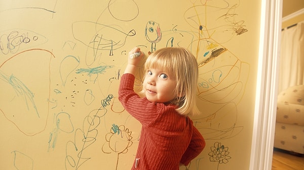 6. Sona yaklaşıyoruz! Çocuğun duvarları pastel boyayla çizmiş. Tepkin?