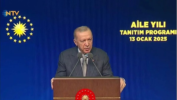 Programda sahneye çıkan Cumhurbaşkanı Erdoğan da çoşkulu kalabalığa hitap ederken önce dijital platformların aileyi hedef alan yapımlarını eleştirdi sonra bu yapımlarla mücadele edeceklerini net bir şekilde dile getirdi! Erdoğan, gençlere faizsiz kredi verileceğini de müjdeledi.