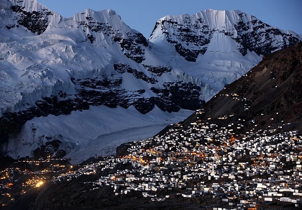 Dünya’nın en yüksek yerleşim yeri olan La Rinconada, Peru’da, 5.100 metre rakımda yer alıyor. Ancak bu şehir, yalnızca yüksekliğiyle bilinmiyor. Aynı zamanda karmaşası ve kanunsuz düzeniyle de tanınıyor.