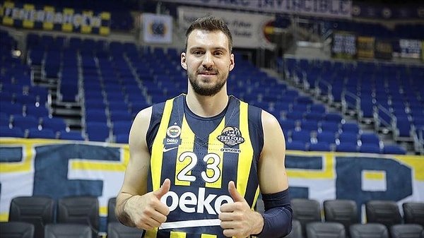 Fenerbahçe ile yedinci sezonunu geçiren 29 yaşındaki oyuncu, Kızılyıldız'a dönmesiyle alakalı sorulan soruda şunları söyledi: 👇