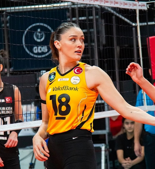 VakıfBank altyapısında yetişen ve bu sezon takım kaptanlığı görevini üstlenen Zehra Güneş, transfer söylentileriyle gündemde.