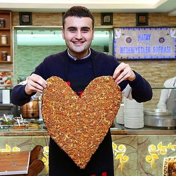 Babasının mesleğini devam ettiren ünlü fenomen bir dönem babasıyla yaşadığı sorunlarla öne çıkmış sonra da davalık olmuştu.