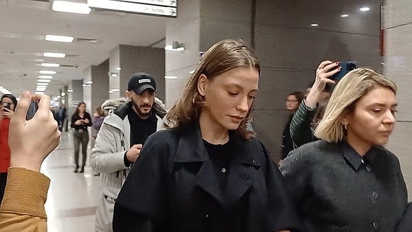 Serenay Sarıkaya bu sabah saatlerinde savcılığa 'tanık' sıfatıyla ifade vermek üzere İstanbul Adliyesi'ne geldi.