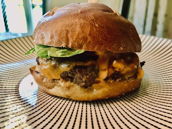 Ev yapımı burger deneyebilirim.