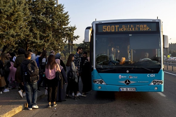 İstanbul’da ulaşıma 15 Ocak tarihi itibarıyla yapılan yüzde 35’lik zam büyük tepki çekti. Sosyal medya kullanıcılarından kimisi zamma tepki yağdırırken kimisi de İBB'nin hükümetten destek alamadığı için zam yapmak zorunda olduğunu dile getirdi.