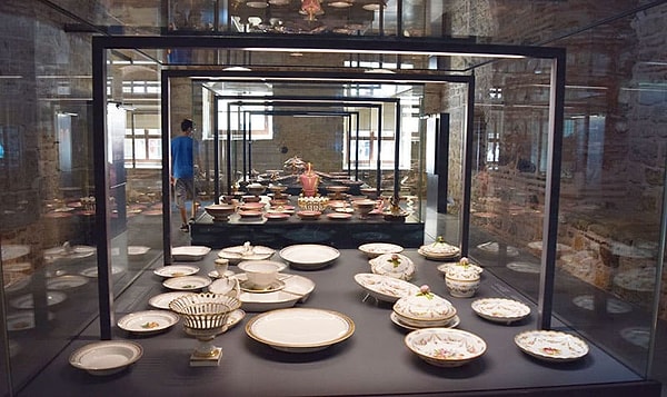 Known as Chinese porcelain, the Celadon porcelains were among the commonly used kitchenware during the Ottoman period.